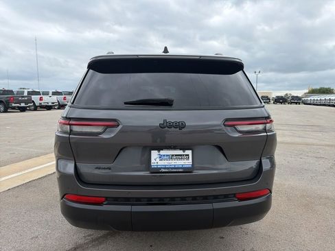 Used 2023 Jeep Grand Cherokee L Laredo image 4