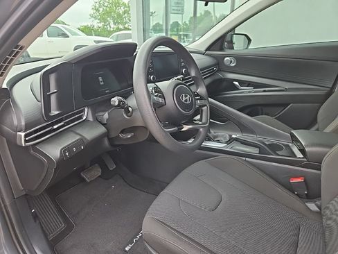 Used 2025 Hyundai Elantra SE FWD image 35