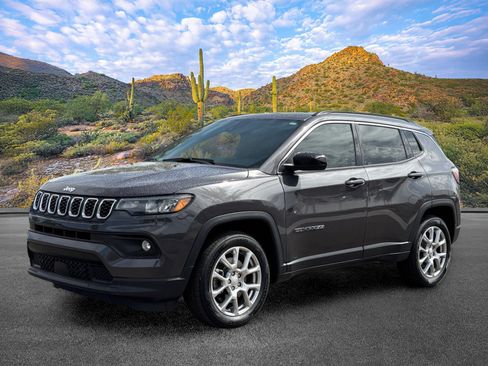 Used 2024 Jeep Compass Latitude AWD/4WD image 8