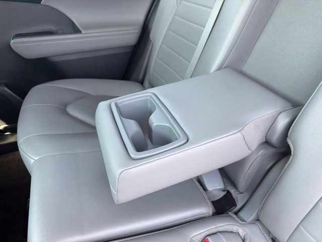 Used 2024 Toyota Highlander XLE FWD image 22