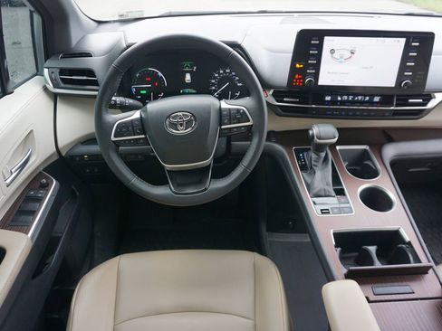 Used 2022 Toyota Sienna XLE FWD image 6