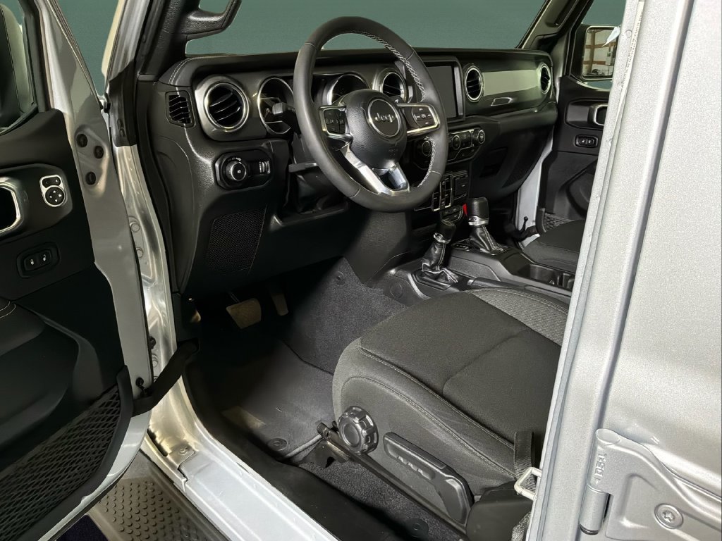 Used 2023 Jeep Wrangler Unlimited Sahara w/ Cold Weather Group AWD/4WD image 16