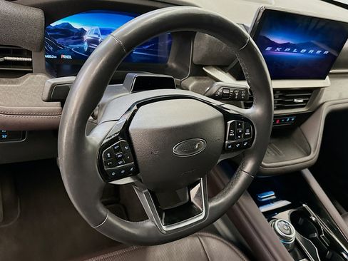 Used 2025 Ford Explorer Platinum w/ LUX Leather Package AWD/4WD image 18