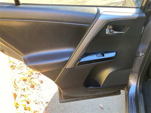 Used 2018 Toyota RAV4 Limited image 11