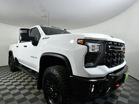 Used 2024 Chevrolet Silverado 2500 ZR2 w/ Technology Package image 8