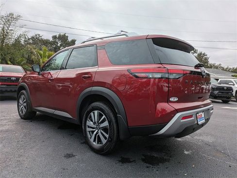 Used 2024 Nissan Pathfinder SL w/ Black Appearance Package image 6