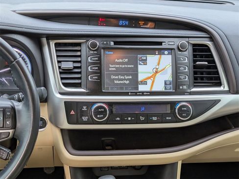 Used 2018 Toyota Highlander XLE image 12