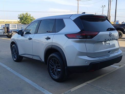 Used 2024 Nissan Rogue S FWD image 9