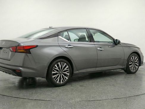 Used 2025 Nissan Altima 2.5 SV image 9