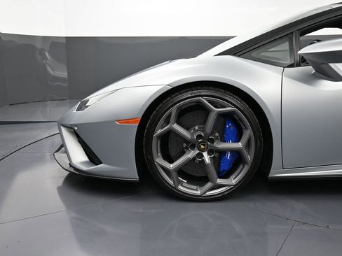 Used 2022 Lamborghini Huracan EVO image 12