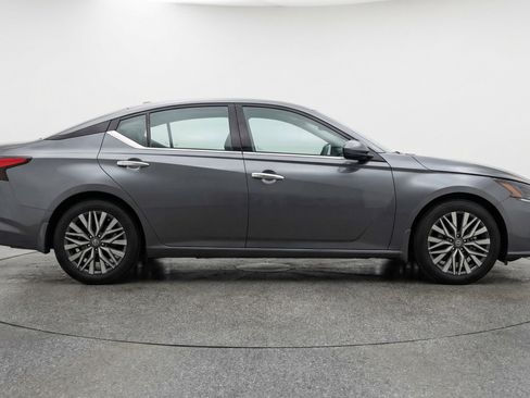Used 2025 Nissan Altima 2.5 SV image 11