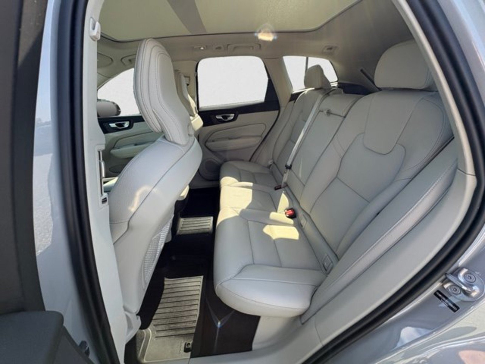 Used 2025 Volvo XC60 B5 Plus w/ Protection Package Premier AWD/4WD image 18
