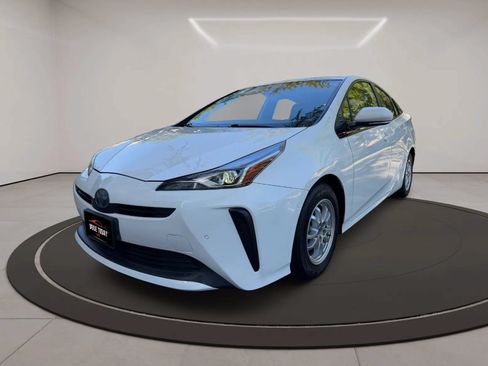Used 2020 Toyota Prius LE FWD image 3