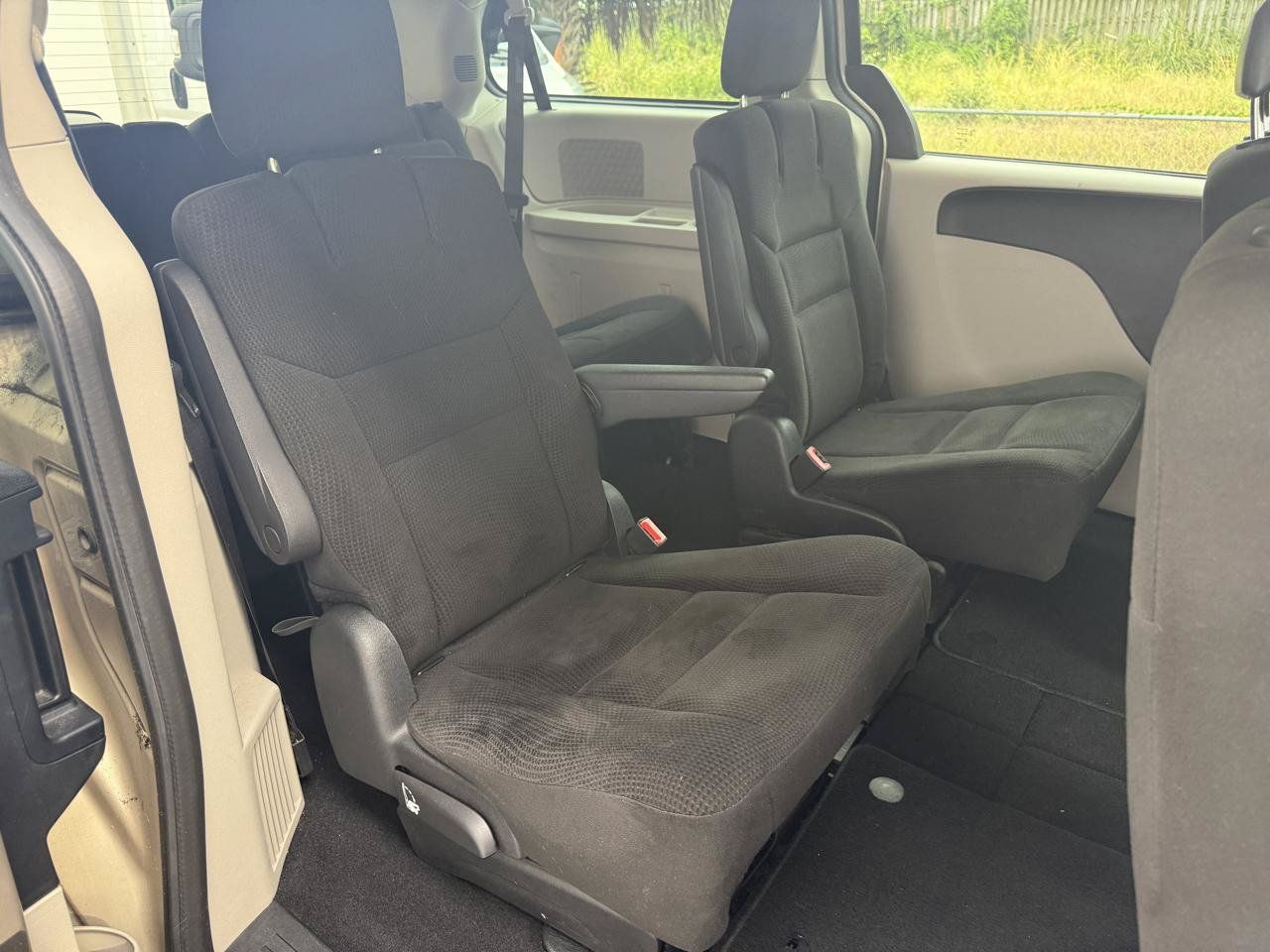 Used 2015 Dodge Grand Caravan American Value Package w/ UConnect Hands-Free Group FWD image 11