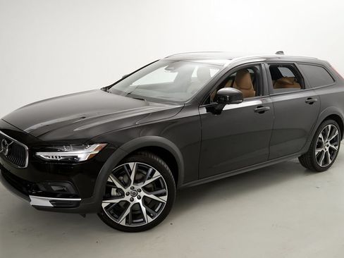 Certified 2025 Volvo V90 B6 Cross Country Ultra AWD/4WD image 3