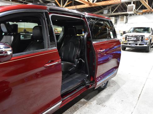 Used 2020 Chrysler Pacifica Limited FWD image 42