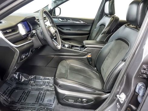 Used 2023 Jeep Grand Cherokee Altitude image 12