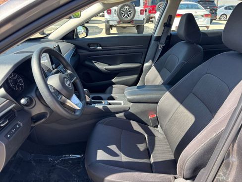 Used 2025 Nissan Altima 2.5 SV FWD image 27