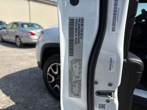 Used 2025 Jeep Compass Trailhawk image 29