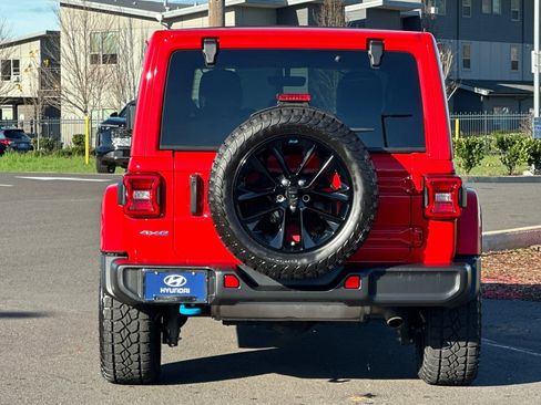 Used 2022 Jeep Wrangler Unlimited Sahara w/ Cold Weather Group AWD/4WD image 4