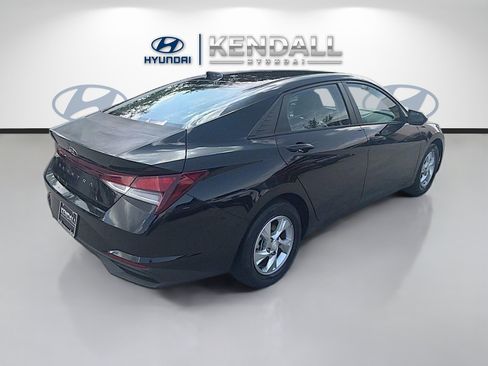 Used 2021 Hyundai Elantra SE FWD image 6