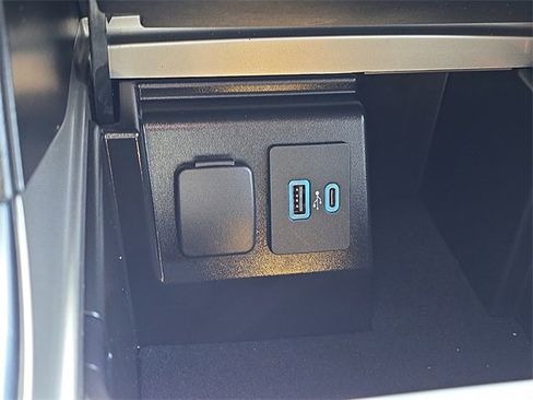 Used 2021 Ford Explorer XLT w/ Equipment Group 202A image 17