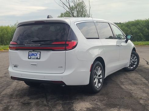 New 2027 Chrysler Pacifica Select w/ Family Tech Group AWD/4WD image 4