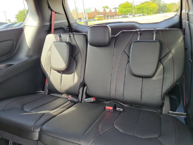 New 2027 Chrysler Pacifica Select FWD image 9