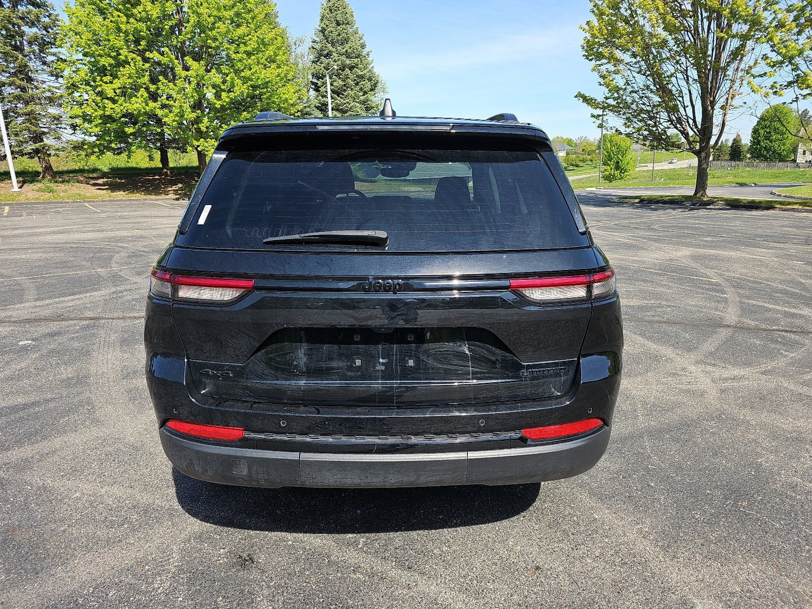 Used 2023 Jeep Grand Cherokee Limited w/ Black Appearance Package AWD/4WD image 5