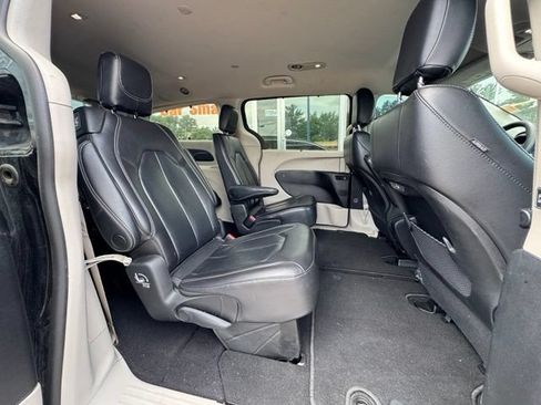 Used 2022 Chrysler Pacifica Touring-L FWD image 14