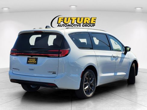 New 2026 Chrysler Pacifica Limited w/ S Appearance Package image 4