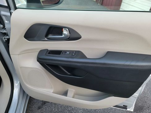 Used 2023 Chrysler Pacifica Touring-L FWD image 25