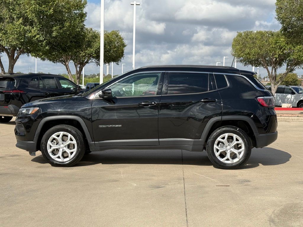 Used 2024 Jeep Compass Latitude AWD/4WD image 2