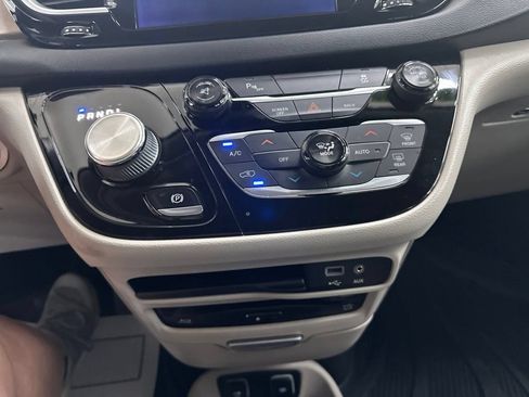 Used 2017 Chrysler Pacifica Touring-L Plus FWD image 43