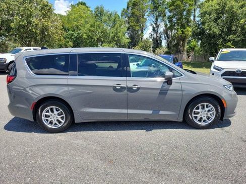 Used 2023 Chrysler Pacifica Touring-L FWD image 9