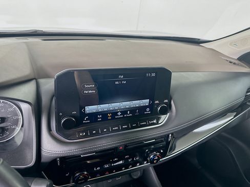 Used 2023 Nissan Rogue SL w/ SL Premium Package image 19