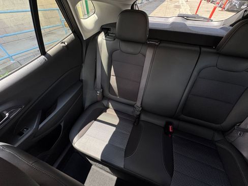 Used 2025 Chevrolet Trax LT FWD image 39