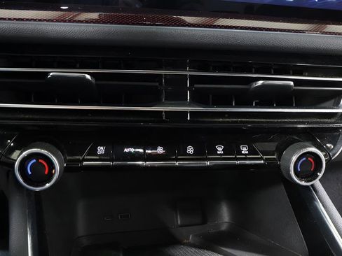 Used 2025 Chevrolet Traverse RS AWD/4WD image 11