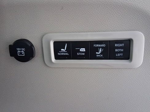 Used 2022 Chrysler Pacifica Limited AWD/4WD image 35