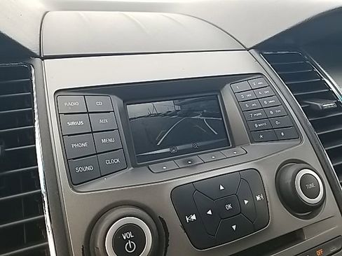 Used 2018 Ford Taurus SEL image 24