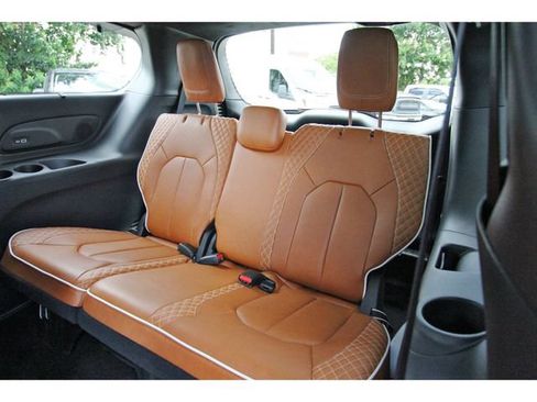Used 2025 Chrysler Pacifica Pinnacle FWD image 12