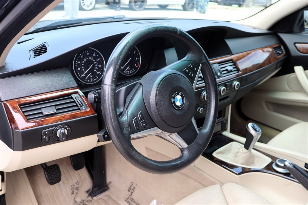 Used 2008 BMW 550i Sedan w/ Sport Pkg RWD image 16