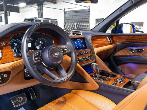 Used 2021 Bentley Bentayga w/ First Edition Specification image 7