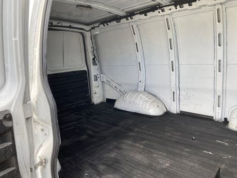 Used 2017 Chevrolet Express 2500 RWD image 20