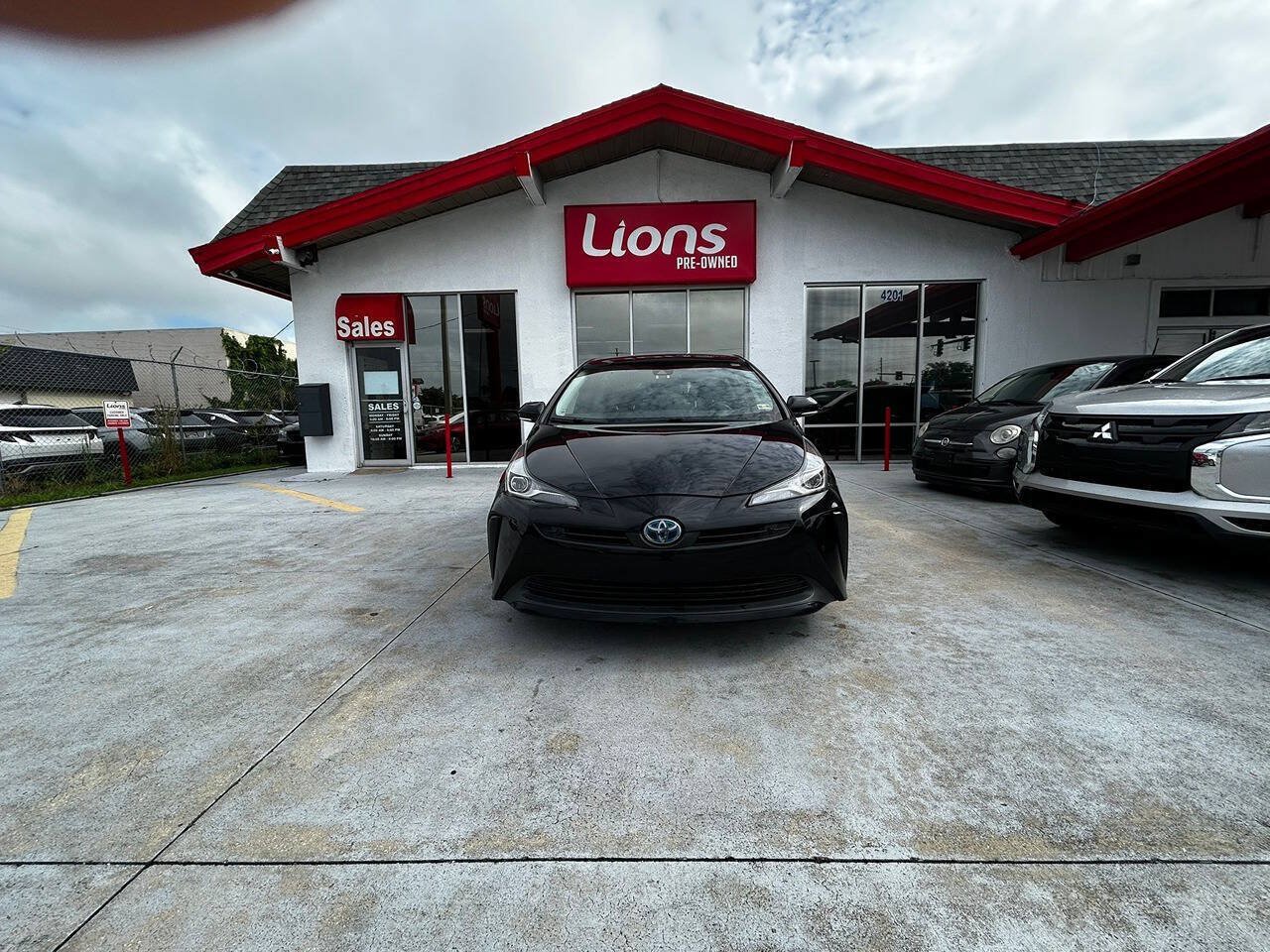 Used 2020 Toyota Prius LE FWD image 1