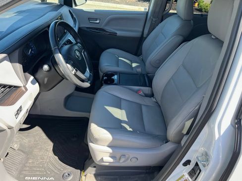 Used 2018 Toyota Sienna XLE w/ XLE Navigation Package FWD image 13