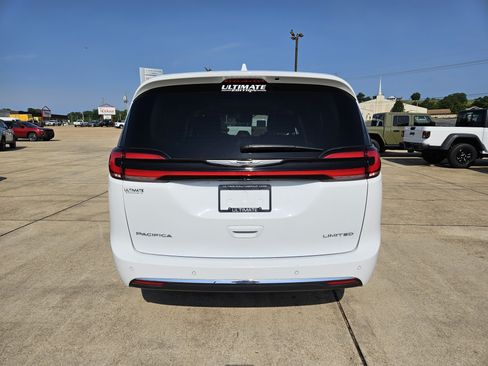 Used 2022 Chrysler Pacifica Limited FWD image 5