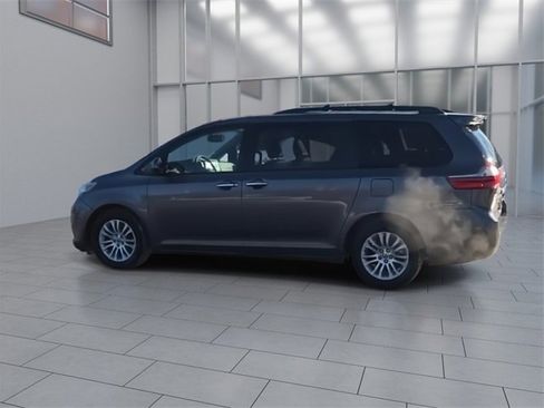 Used 2015 Toyota Sienna L image 6