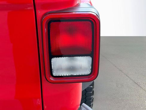 Used 2025 Jeep Gladiator Sport AWD/4WD image 11