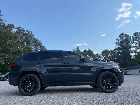 Used 2018 Jeep Grand Cherokee Altitude RWD image 3